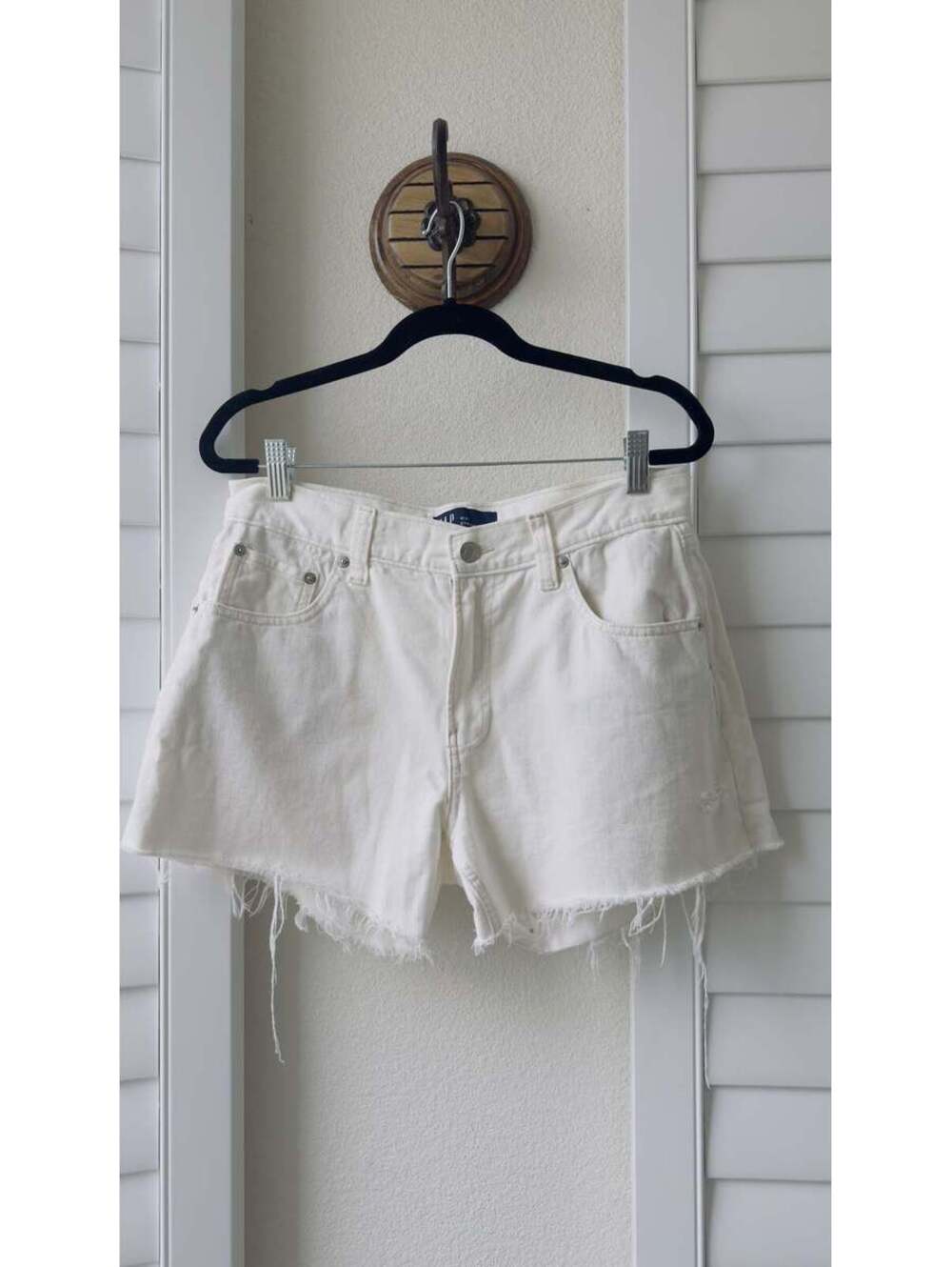 GAP White Stride Denim Cut-Off Shorts Size 4/27
